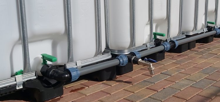 Verbindungsset für 3 IBC Wassertanks 40 mm - zum Schließen ins Bild klicken