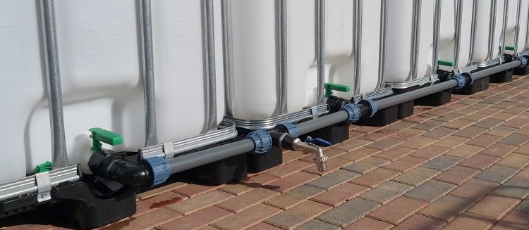 Verbindungsset für 4 IBC Wassertanks nebeneinander stehend - zum Schließen ins Bild klicken