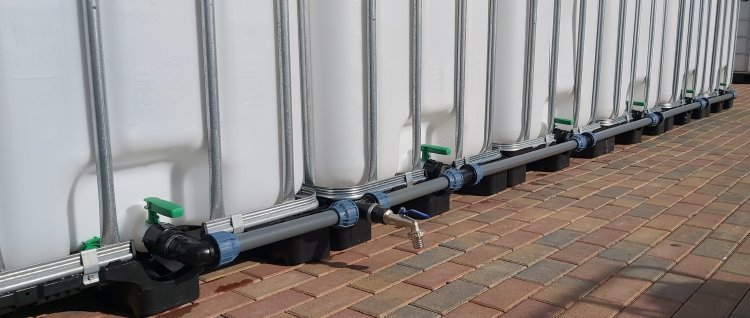 Verbindungsset für 7 IBC Wassertanks nebeneinander stehend - zum Schließen ins Bild klicken